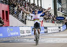 Mathieu van der Poel celebra su victoria en el velódromo de Roubaix.