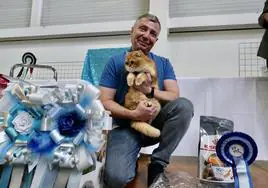 Dimitri Pastica muestra a 'Barni', el mejor gato del fin de semana de la Exposición Internacional Felina de Ficoba.