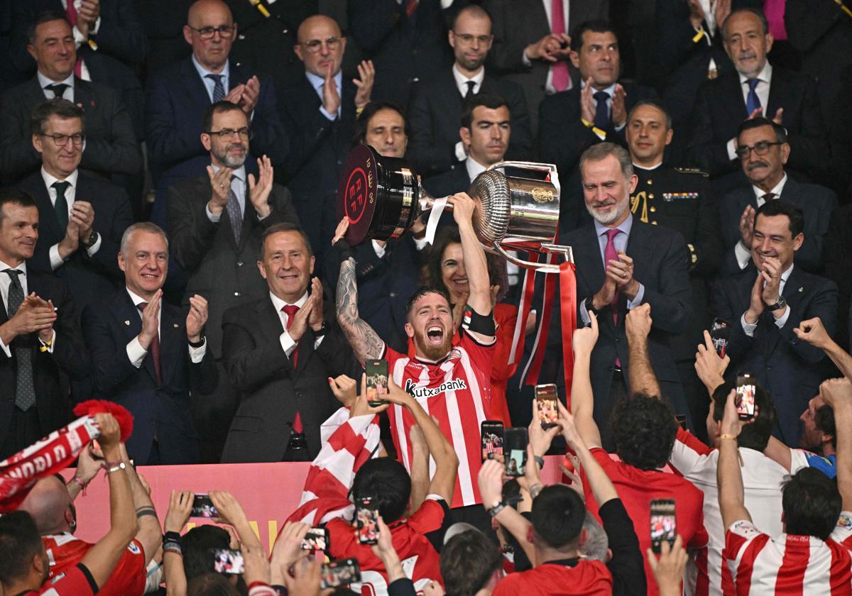 Iker Muniain levanta la Copa.