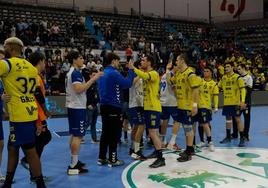 Los jugadores del Bidasoa saludan a los del Granollers tras el final del partido.