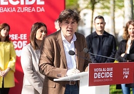 Eneko Andueza, en un acto de campaña este lunes en Vitoria.