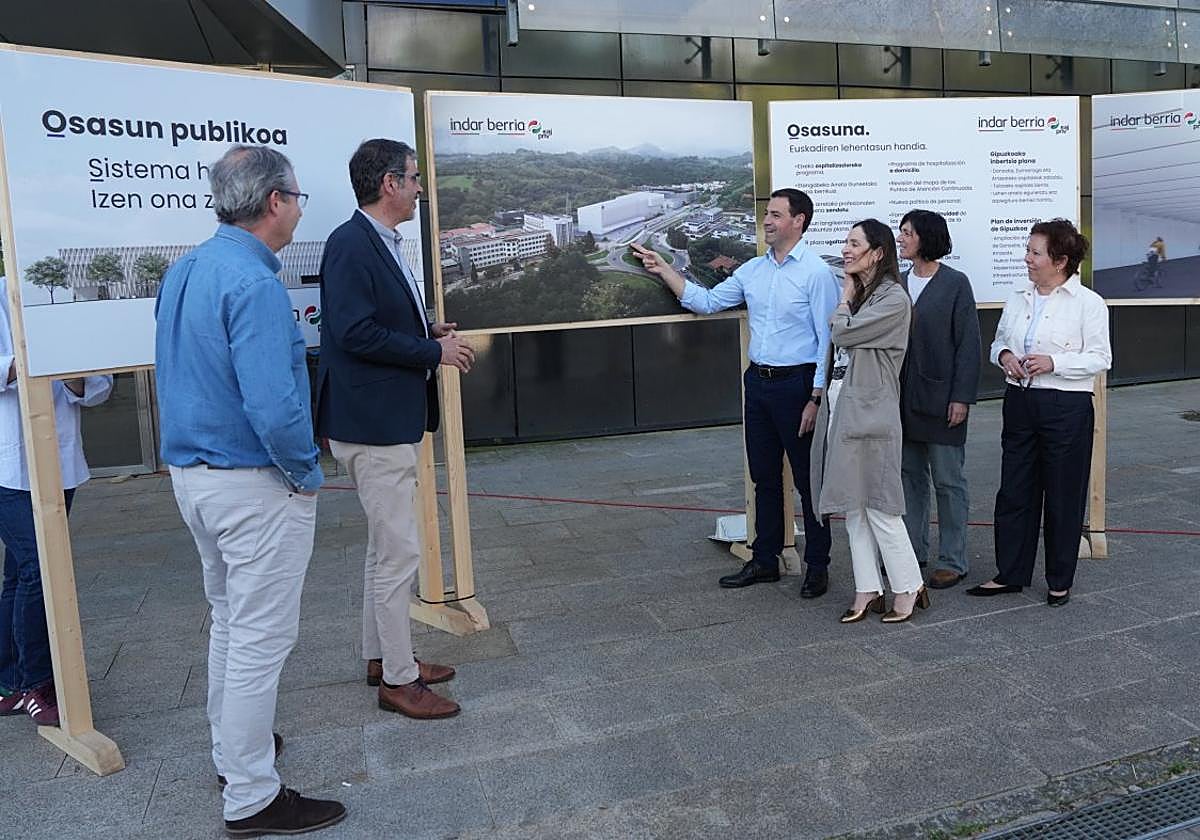 Imanol Pradales, este lunes en las inmediaciones del Hospital Donostia, junto a dirigentes del PNV de Gipuzkoa, como Tejeria, Olano y Goia, entre otros.
