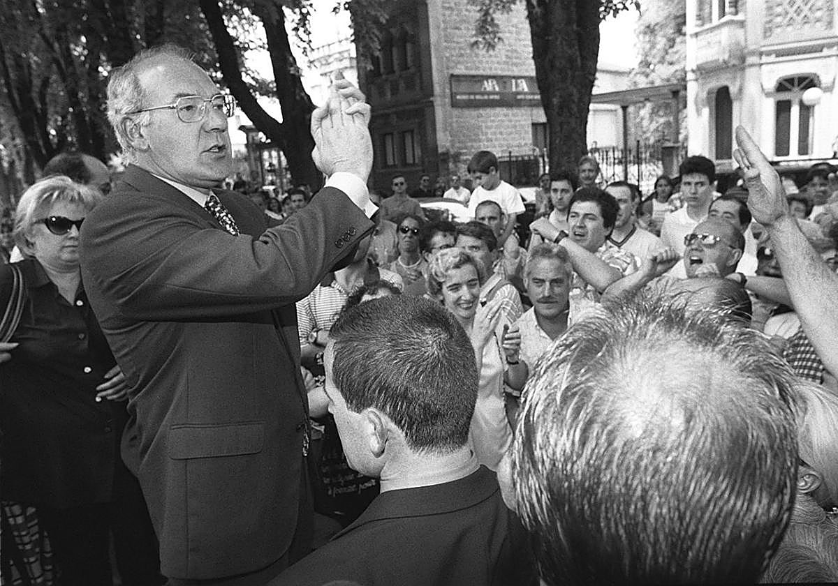 Ardanza se dirige a los ciudadanos tras el asesinato de Blanco, subido un banco del paseo junto al palacio de Ajuria Enea.