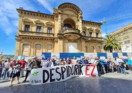 La protesta junto al Ayuntamiento de San Sebastián.