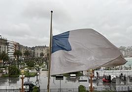 El fallecimiento del exlehendakari José Antonio Ardanza provocó este lunes los primeros gestos de duelo de las instituciones vascas. El Ayuntamiento de San Sebastián colocó la bandera donostiarra a media asta. Donostia era una ciudad muy apreciada por Ardanza, que durante años veraneó en una villa que el Gobierno Vasco disponía en Ategorrieta. Fue asiduo de la Semana Grande y un defensor relevante de la condición de San Sebastián como capital cultural de Euskadi.