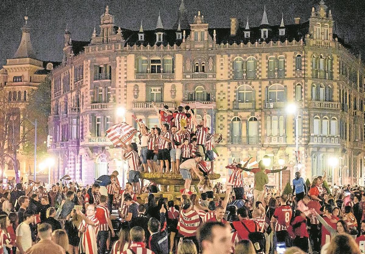 La plaza Moyua de Bilbao estuvo tomada por seguidores rojiblancos desde la madrugada del sábado.