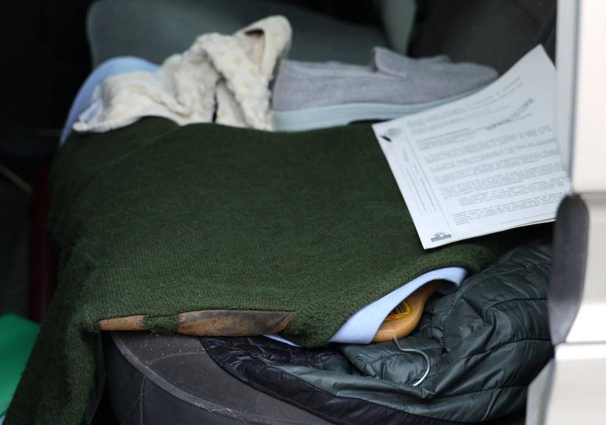Imagen principal - Una camisa, una chaqueta y unos zapatos es todo lo que Julián pudo llevarse (1). El documento de acta procesal (2). La cerradura fue cambiada antes de su desahucio (3).