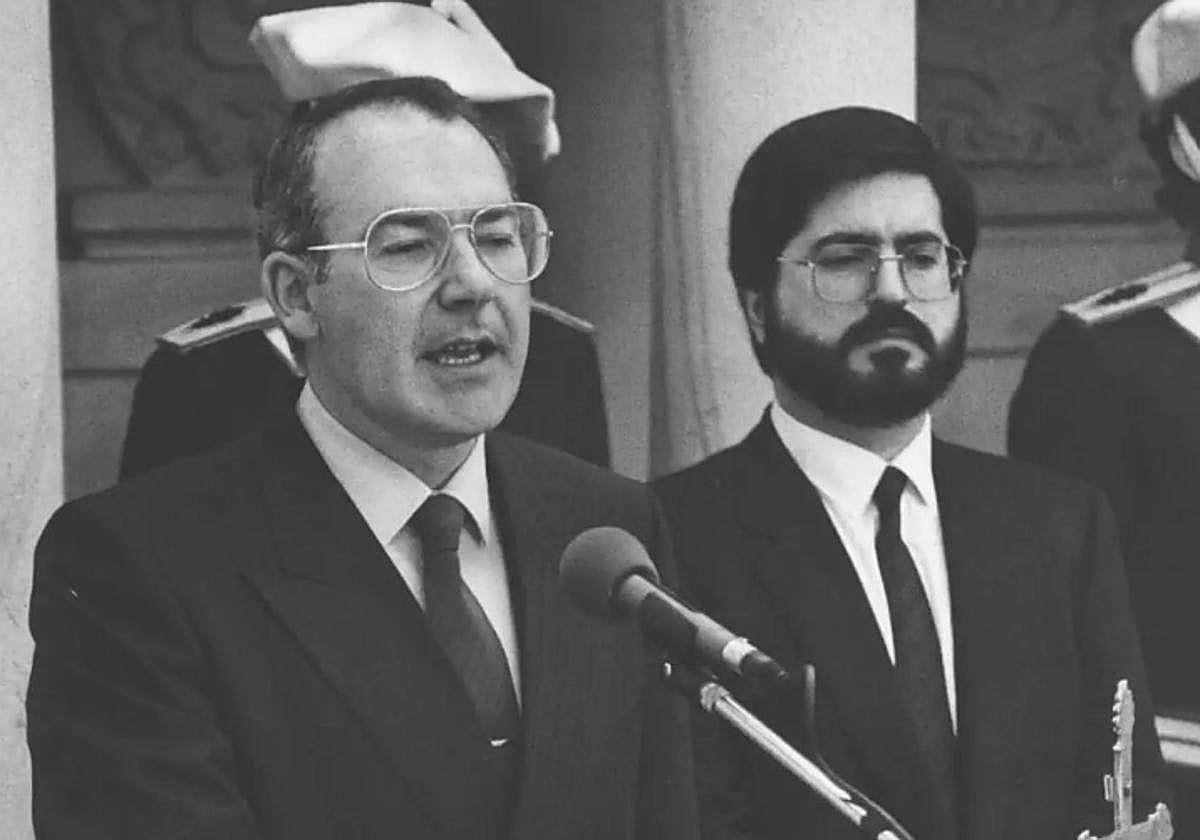 José Antonio Ardanza, en su primera jura como lehendakari en Gernika en 1985, junto al entonces presidente del Parlamento vasco, Jesús Eguiguren.