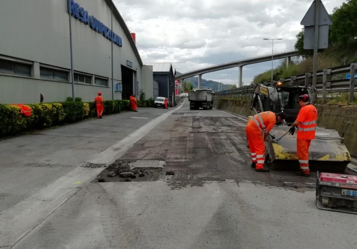 Ubegun industriaguneko errepideko lanak egin zituzten.