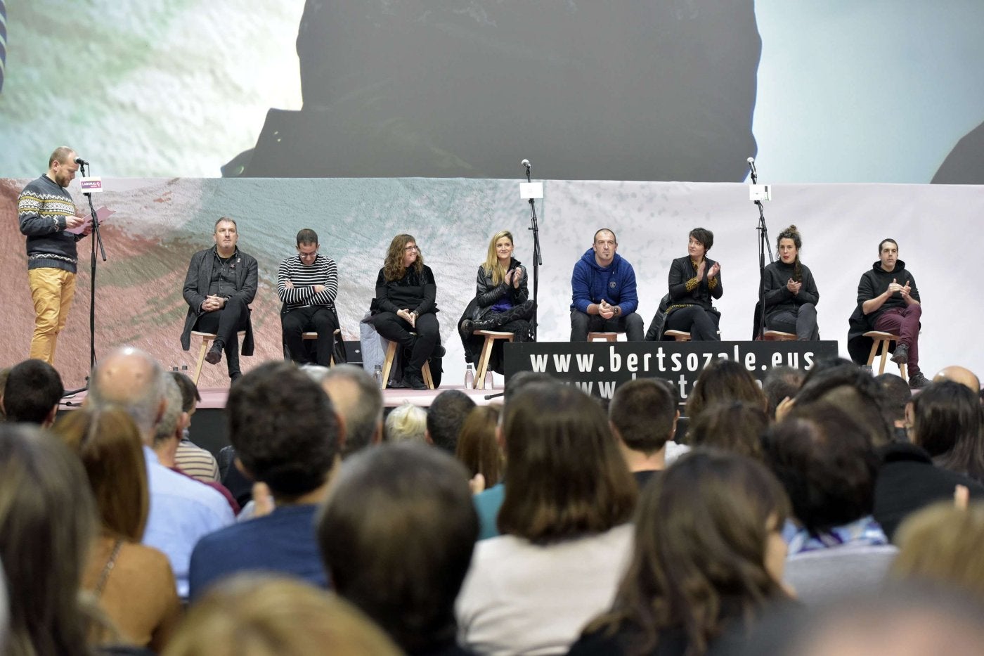 2019ko Gipuzkoako txapelketako zortzi finalistak, Donostia Arenan jokatu zen saioa hasteko zain.