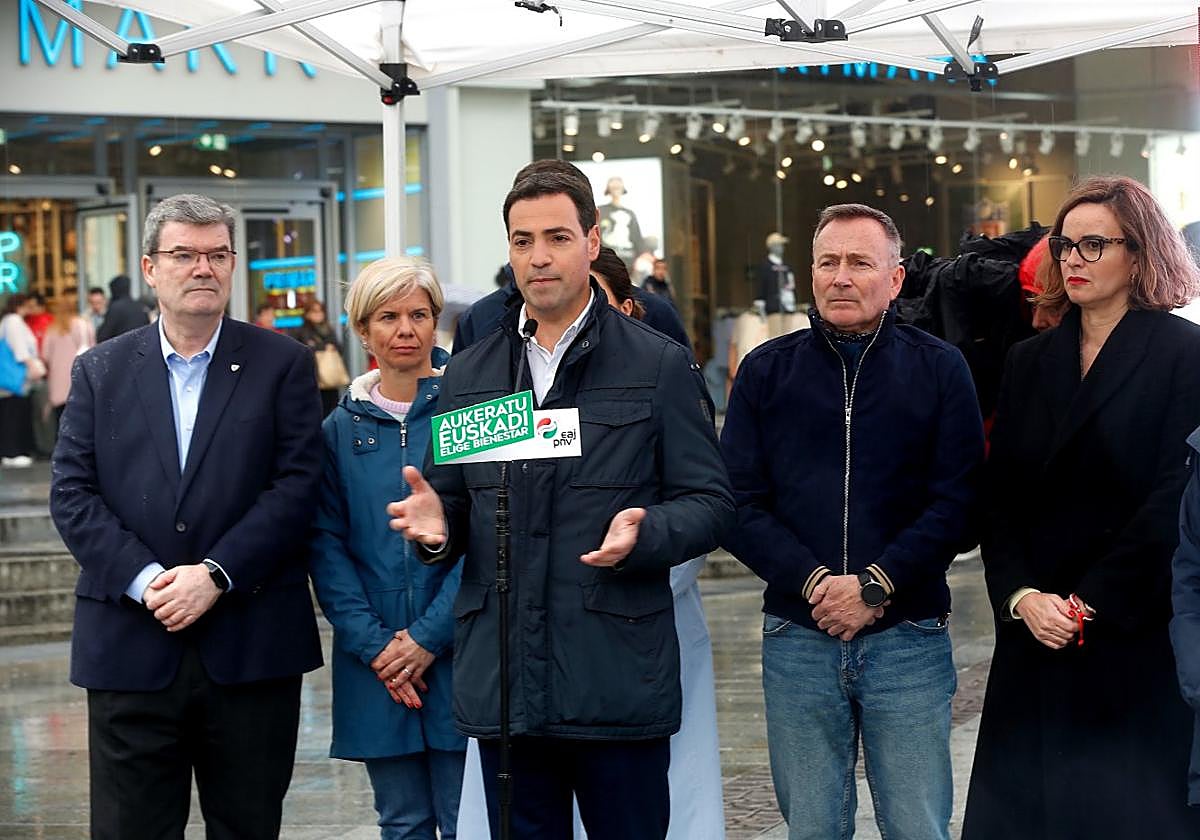 Pradales, este martes en Bilbao junto con el alcalde de la ciudad, Juan Mari Aburto, y la diputada general de Bizkaia, Elixabete Etxanobe, entre otros.