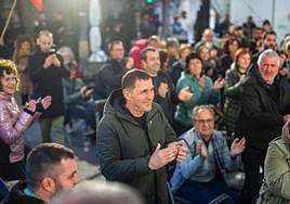 Arnaldo Otegi aplaude este martes durante el mitin de EH Bildu en Agurain.