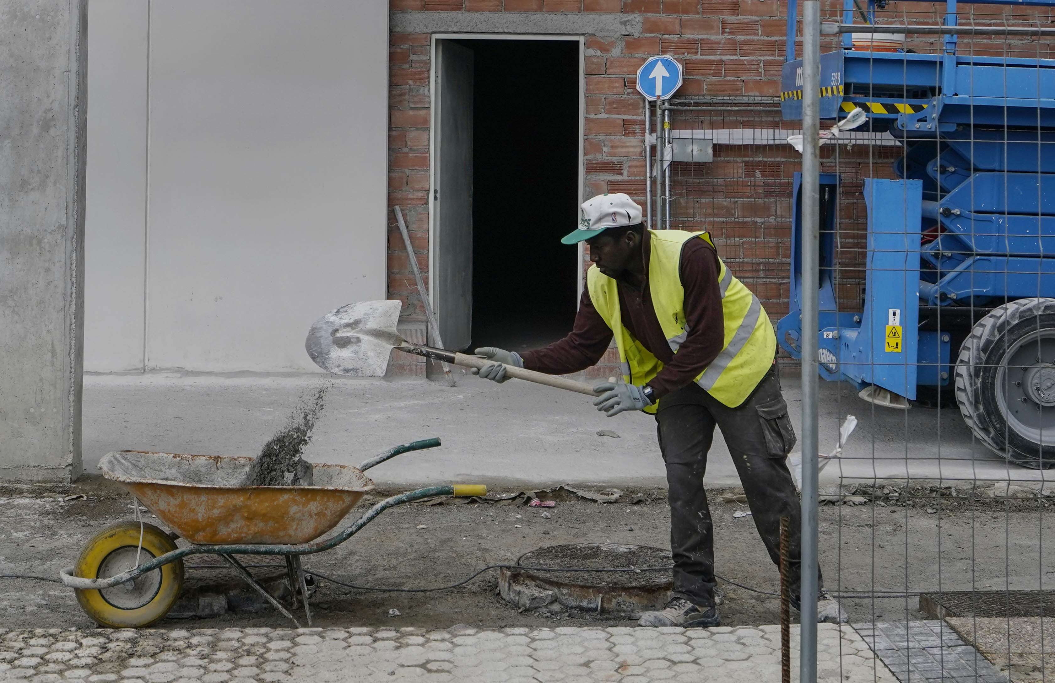 La construcción cuenta con muchos trabajadores foráneos.