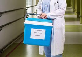 Una sanitaria del Hospital Donostia traslada un órgano para un futuro trasplante.