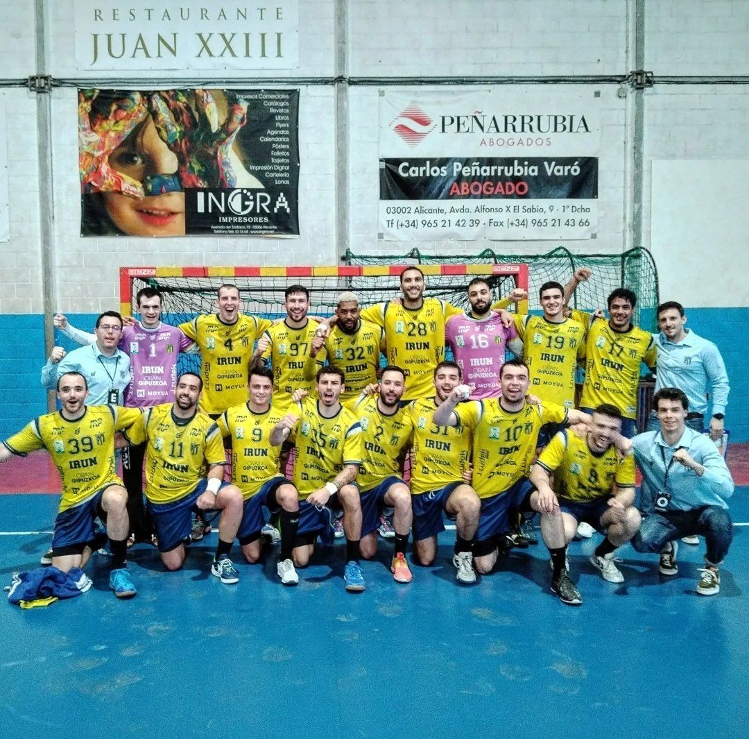 Los jugadores del Bidasoa Irun celebran la victoria en la eliminatoria copera con premio.