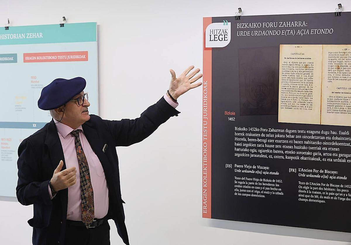 Gotzon Loberak, legelaria eta erakusketaren koordinatzailea, aurkezpenean.