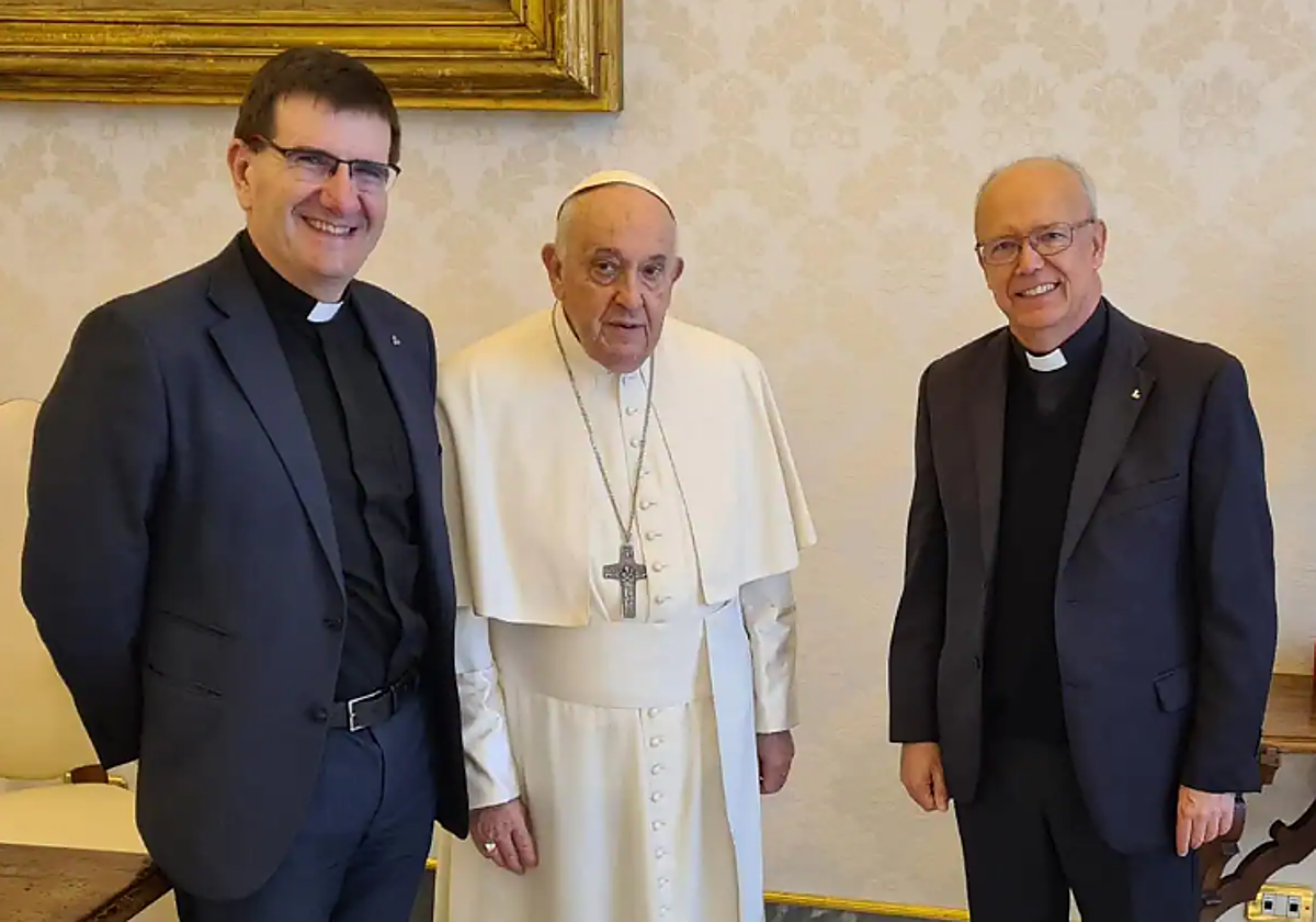 El rector de Deusto, Juan José Echevarría, y el decano de Teología, Francisco José Ruiz Pérez, flanquean al Papa Francisco