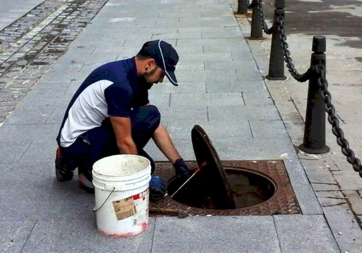 Operario trabajando en la calle Jauregi, uno de los focos calientes donde se realiza una actuación intensiva.