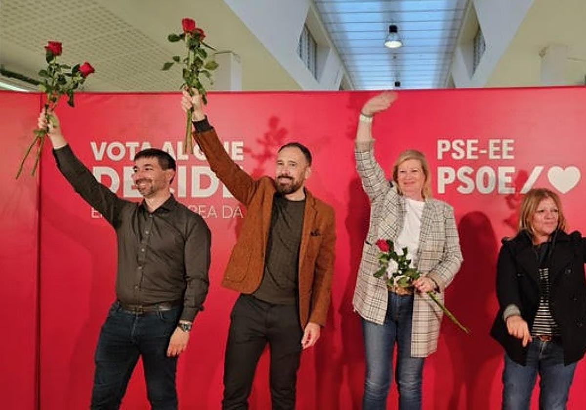 Isaac Palencia, Denis Itxaso y Susana Corcuera, en el acto central de la jornada en Errenteria.