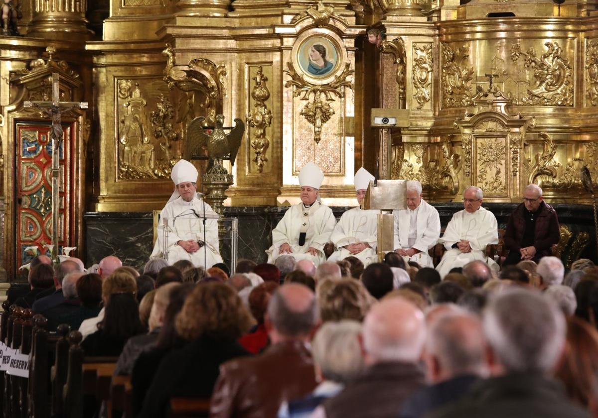 El funeral por Ardanza, al que acudieron la familia y numerosas personalidades, lo cocelebraron los obispos de Bilbao y San Sebastián, Joseba Segura y Fernando Prado, el exprelado bilbaíno Mario Iceta y el vicario general de la Diócesis de Vitoria, Carlos García Llata.