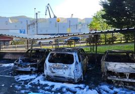 Tres de los vehículos afectados por el incendio en Errenteria.