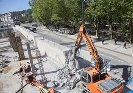 Una excavadora derribaba ayer el muro de cemento donde se apoyaba la gran lona que separaba las obras de la futura estación de Atotxa del Paseo de Francia.