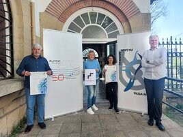 Juanje Neira, Garbiñe Eizagirre, Itziar Fernández y Gorka Miranda, en la entrada de la Escuela de Música de Pasaia Musikal.