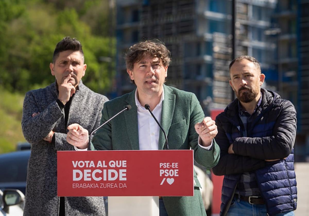 Mikel Serrano, Eneko Andueza y Denis Itxaso, en el acto electoral en Zumarraga.