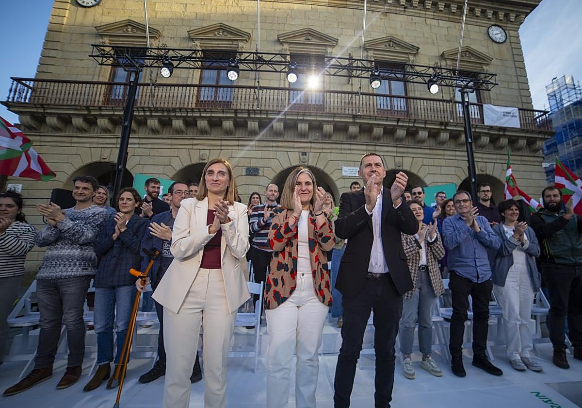 Oihana Briones, concejala en el ayuntamiento de Irun, Nerea Kortajarena, cabeza de lista por Gipuzkoa, y Arnaldo Otegi, líder de EH Bildu.