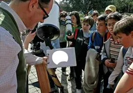 Miembros de Aranzadi enseñan a alumnos un eclipse parcial solar en 2006.