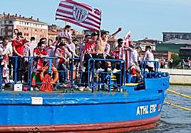 La plantilla del Athletic celebra el título de Copa en la gabarra.