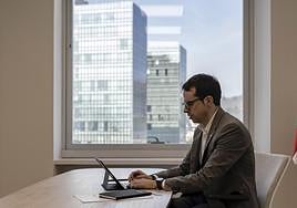 Pello Otxandiano, candidato de EH Bildu en las elecciones autonómicas, en un momento de trabajo en su despacho de la sede de EH Bildu en Bilbao, junto a la ría del Nervión. Al fondo, las Torres Isozaki. El trabajo diario junto al ordenador es casi un alivio y un remanso de paz en una agenda frenética por las citas con los medios de comunicación, las grabaciones, las entrevistas, los test personales, los encuentros y los actos públicos. Otxandiano tiene tradición de debate interno, pero el escaparate público no es precisamente el flanco que más le apasiona.