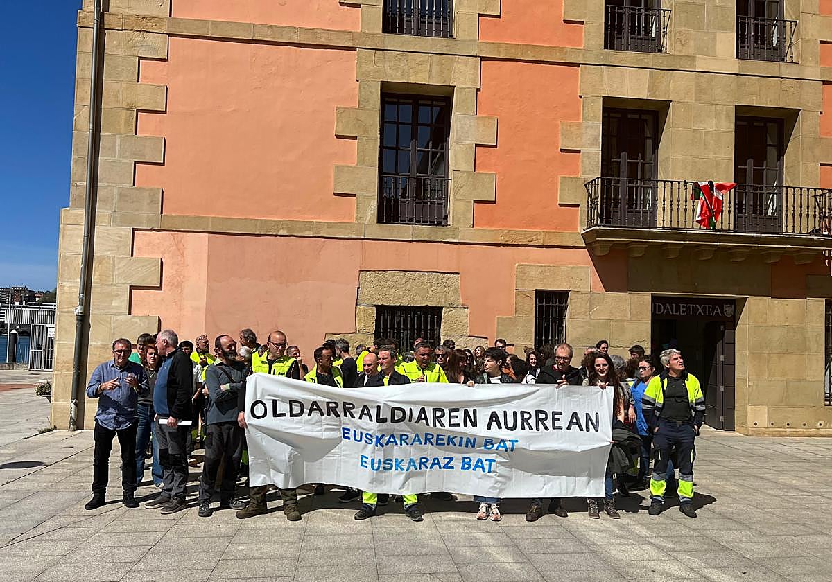 La concentración celebrada este jueves ante el palacio Arizabalo.