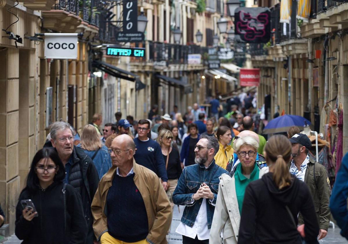 La calle Fermín Calbetón es una de las más frecuentadas de la Parte Vieja.