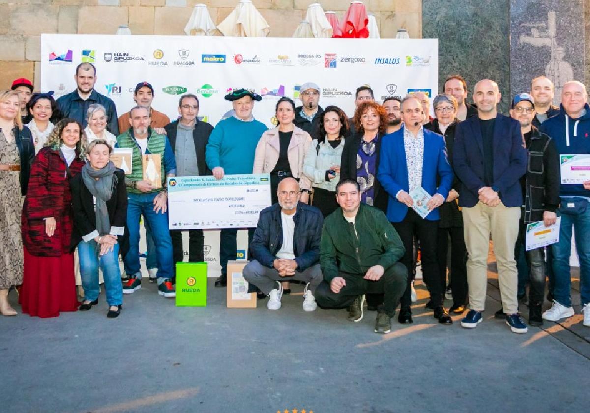 Participantes, premiados, jurado y autoridades, tras la entrega de premios en la plaza de Pasai Donibane.