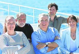 Javier de Andrés junto a Muriel Larrea, Joana Arce, Jorge Mota y Mikel Lezama en el catamarán turístico.