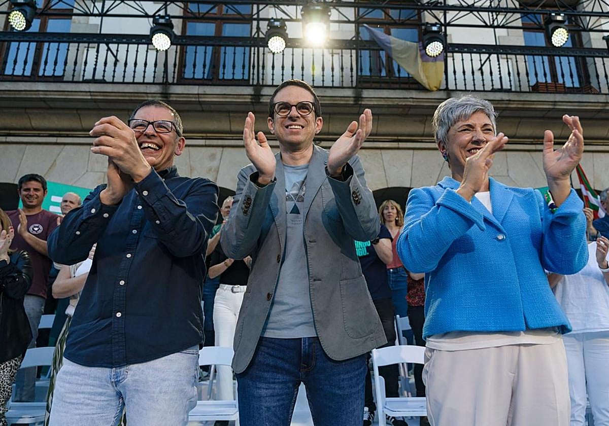 José Ramón Bilbao, Pello Otxandiano e Inma Garrastatxu, en un acto electoral en Gernika.