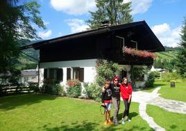 Cristina Sierra posa junto a sus dos hijos en una casa de Austria donde estuvieron alojados.