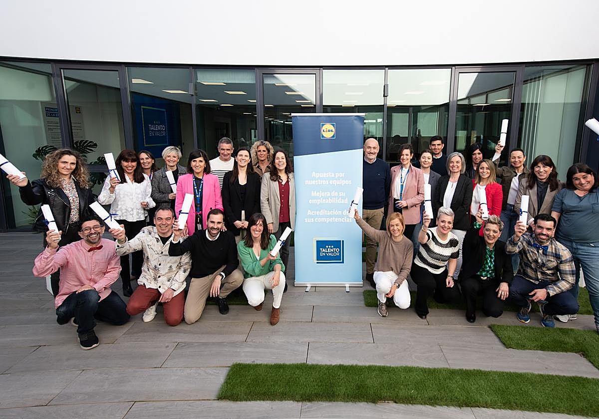 Responsables de tienda de Lidl en Euskadi, con sus certificados
