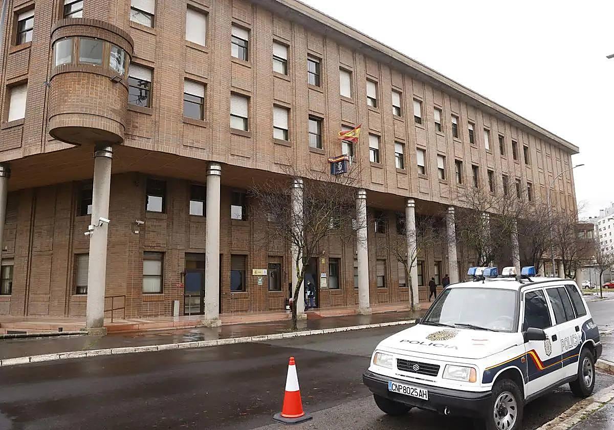 Exterior de la comisaría de la Policía Nacional en Vitoria.