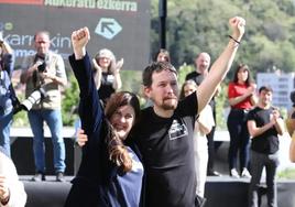 Pablo Iglesias, junto a Miren Gorrotxategi, en Bilbao.