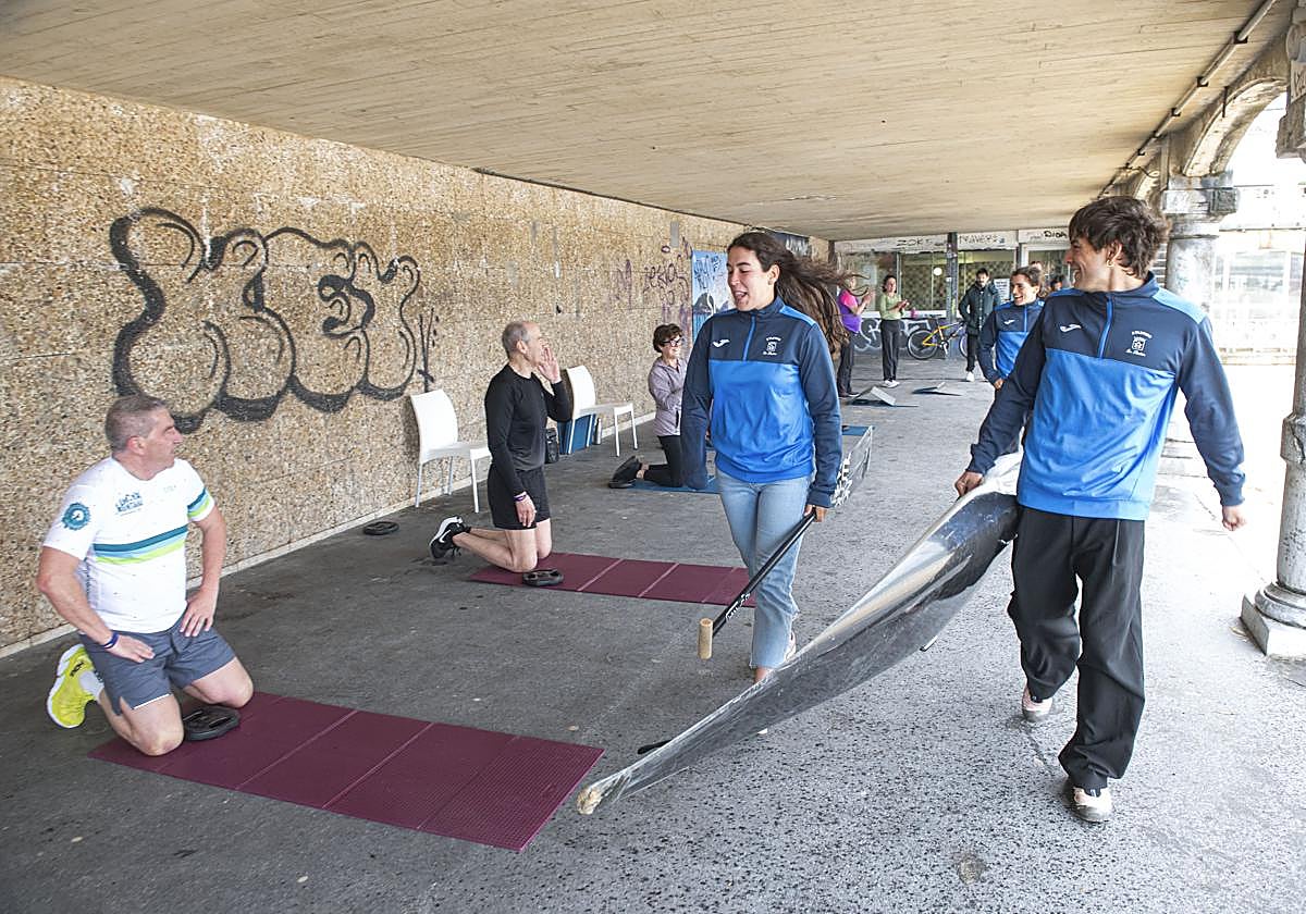 Pau, Miren y Maialen son aplaudidos junto a la sede del Atlético.