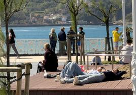 Dos jóvenes tomando el sol en Alderdi Eder.