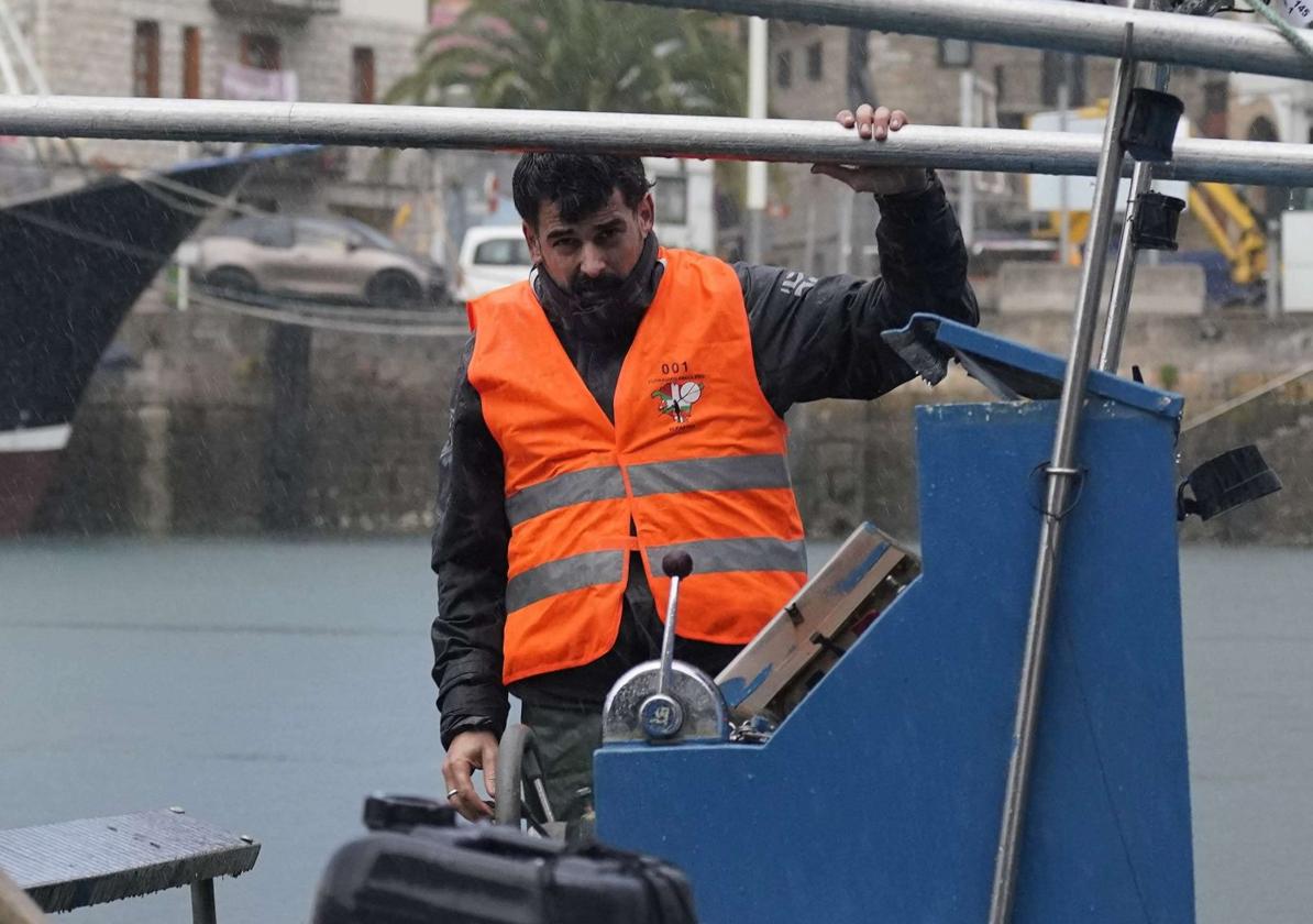 El presidente de Euskadiko Angulero Elkartea, Unai Eizagirre, a bordo del barco en el que hasta el año pasado faenaba en aguas del Oria.