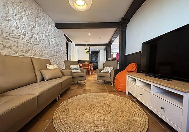 El salón del nuevo centro Etxean, con un comedor al fondo.