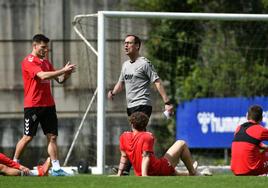 Joseba Etxeberria da instrucciones a sus jugadores durante una sesión de entrenamiento en Atxabalpe.