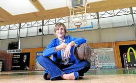 Ainhoa Ibarburu, presidenta de la Federación Guipuzcoana de Baloncesto, en el pabellón de Hondarribia