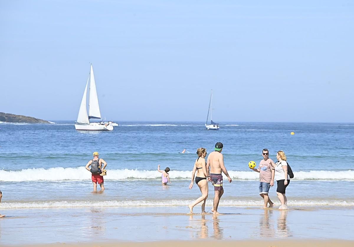 Jornada veraniega y multitud de gente en las playas de Gipuzkoa este sábado.