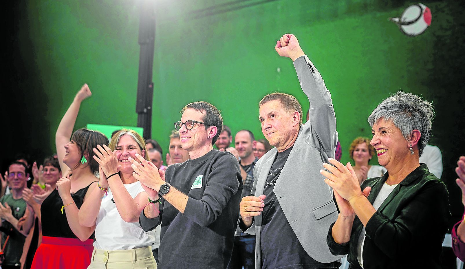 Oihana Etxebarrieta, Nerea Kortajarena, Pello Otxandiano, Arnaldo Otegi e Inma Garrastatxu, este sábado en el frontón Beotibar de Tolosa.