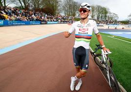 Mathieu Van der Poel tras imponerse en la París-Roubaix.